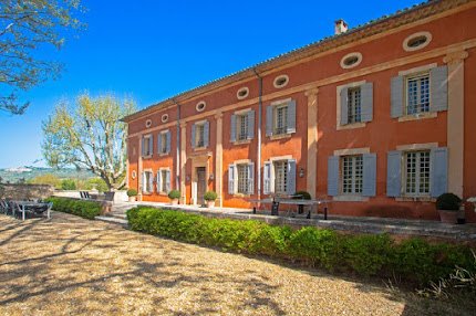 Luxurious Villa Perched at the foot of Grand Luberon