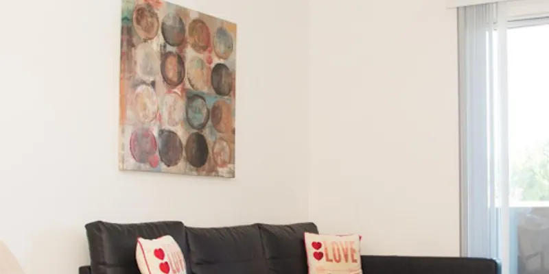 3BR Fully Furnished Apartment in N Poinsettia Pl