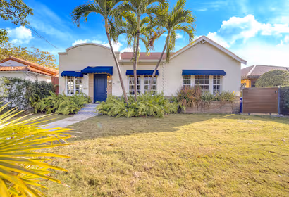 3BR Villa with Backyard in The Roads - Brickell