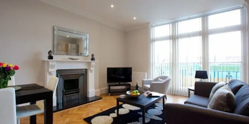 Barons Court - Queen Club living room