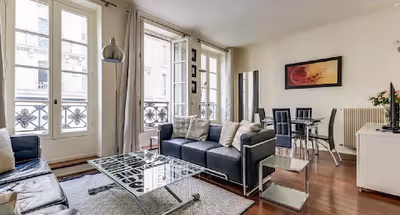 AMID PLACE DE LA MADELEINE AND CHAMPS ELYSEES