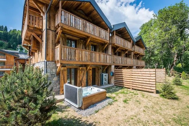 ENCHANTING CHALET WITH JACUZZI IN LES GETS