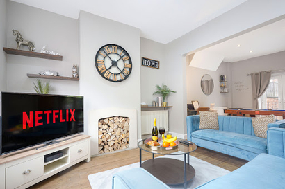 Central House with Parking, Pool Table, Super-Fast Wifi and Smart TV with Netflix by Yoko Property