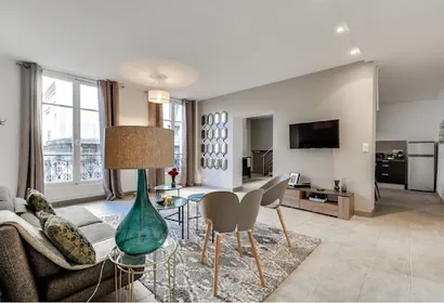 IN THE POSH HEART OF PARIS 130M2 CHAMPS ELYSEES
