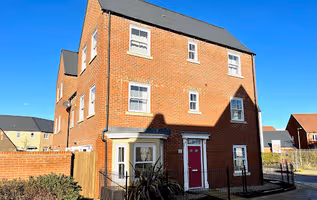 Lovely 4 doubled bedroomed townhouse in Bicester