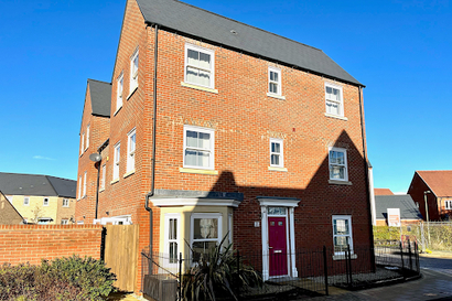 Lovely 4 doubled bedroomed townhouse in Bicester