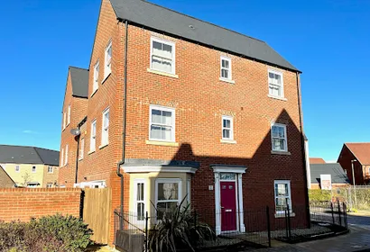 Lovely 4 doubled bedroomed townhouse in Bicester
