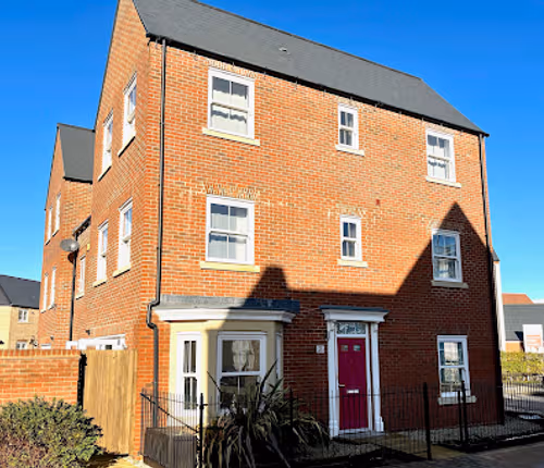 Lovely 4 doubled bedroomed townhouse in Bicester