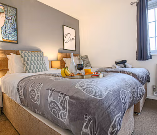 Cosy 3 Bedroom 3 Bathroom House with Free Parking, Garden and Smart TV with Netflix by Yoko Property