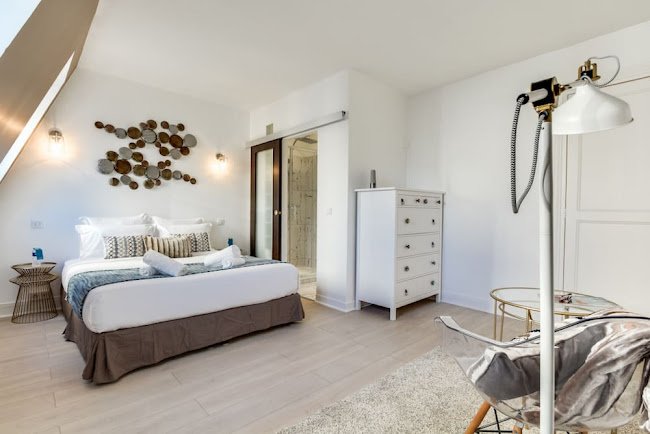IN THE POSH HEART OF PARIS 130M2 CHAMPS ELYSEES