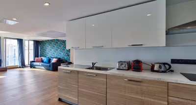 ON THE ICONIC AVENUE DE CHAMPS ELYSEES, HOME TO THE WORLD OF FASHION