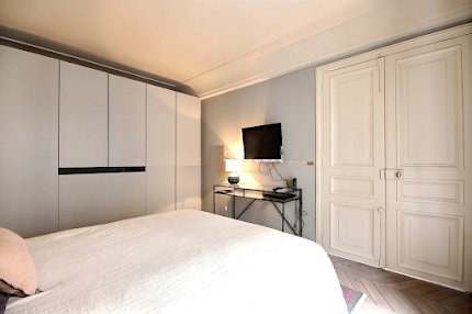 MODERN ARTWORK IN SAINT GERMAIN