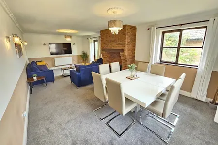 Lounge in 6 Bed House 