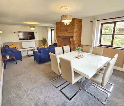 Lounge in 6 Bed House 