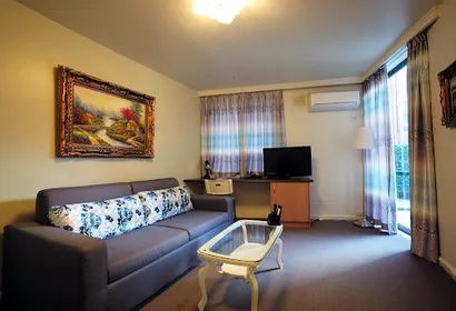 Albert Street Apartment, East Melbourne