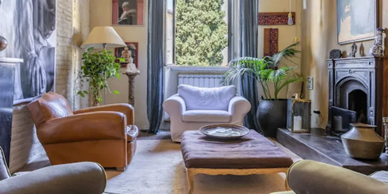 A FLORENTIME DREAM HOME ALONG A STEEP, COBBLED ST IN HEART OF HISTORIC CENTRE