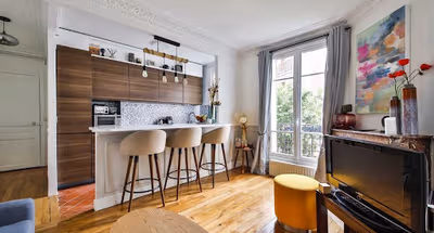 SHOPS AND OPEN MARKET ON RUE DE LA CONVENTION