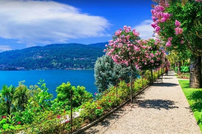 ALL-ENCOMPASSING LUXURY 600M2 VILLA WITH MAGICAL EXQUISITE VIEWS OF LAKEMAGGIORE