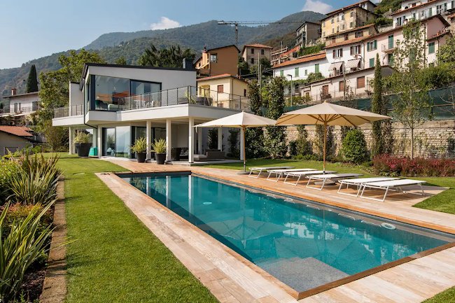 ADMIRE THE FANTASTIC VISTAS OVER LAKE COMO