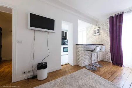 Spacious living area at Rue de Bassano Serviced Apartment, Champs Elysee