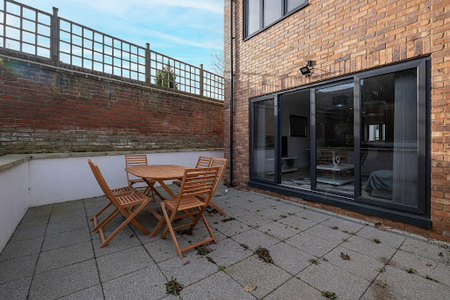Modern 4 Bedroom House With Parking in Farnham Royal
