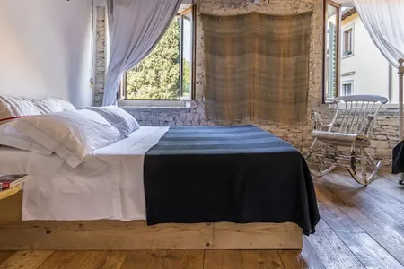 A FLORENTIME DREAM HOME ALONG A STEEP, COBBLED ST IN HEART OF HISTORIC CENTRE