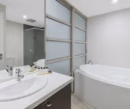 Oaks Adelaide Embassy Suites