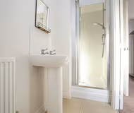 Aylesbury House with Free Parking, Super-Fast Wifi and Smart TV with Netflix by Yoko Property