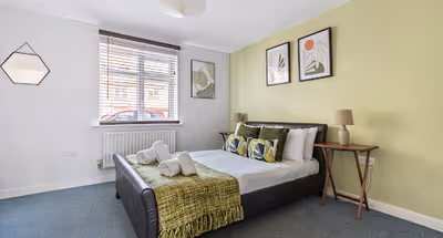 Plough Road Modern Flat w Large Garden and Parking