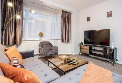 Fabulous House 3 Bedroom Hainault Prime Location Parking 2 bathroom Garden
