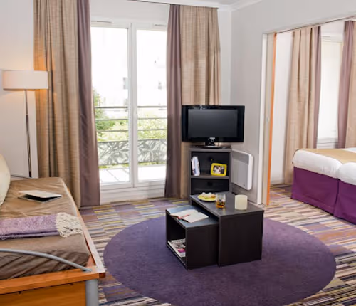 Stunning living area in Paris Buttes Chaumont Servcied Apartments, Neuilly-sur-Seine