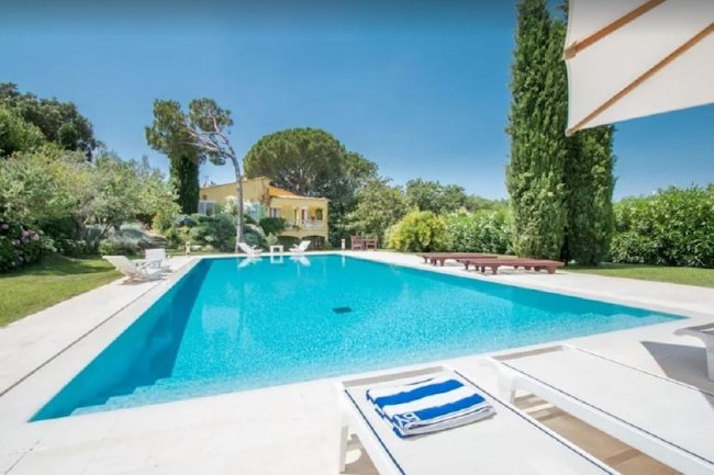 A 350m2 Magnificent Villa With Private Swimming Pool in Private Domain