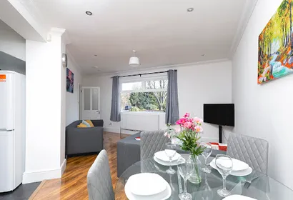 London Enfield Ascot Gardens - 4 Bed House with Garden