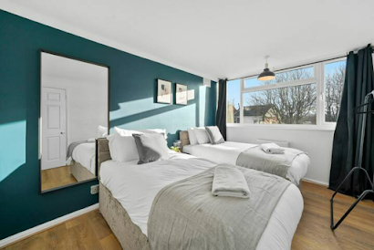 Blandford House with Free Parking, Fast Wifi, Smart TV with Netflix and Private Garden by Yoko Property