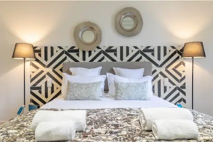 BEST LOCATION IN 8TH NEXT TO AVE MONTAIGNE-THE IDEAL PARISIAN PIED A TERRE
