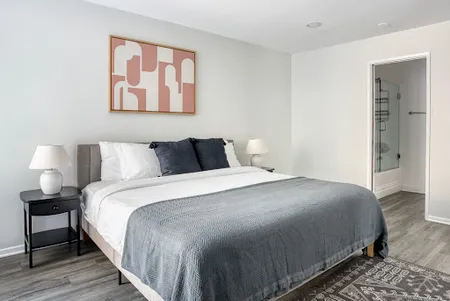 N Crescent Dr Apartment