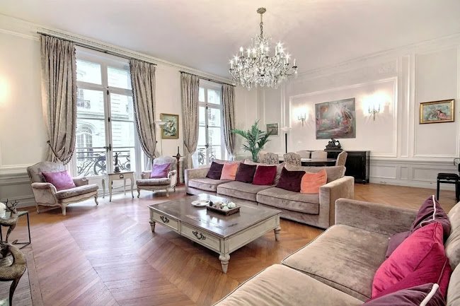 LIVE THE URBAN LIFESTYLE YOU CRAVE AT CHAMPS ELYSEES