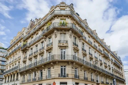 A SIGNATURE LUXURY IN AVENUE DES CHAMPS ELYSEES