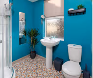 5 Bedroom sleeps 10, free parking, 4 bathrooms