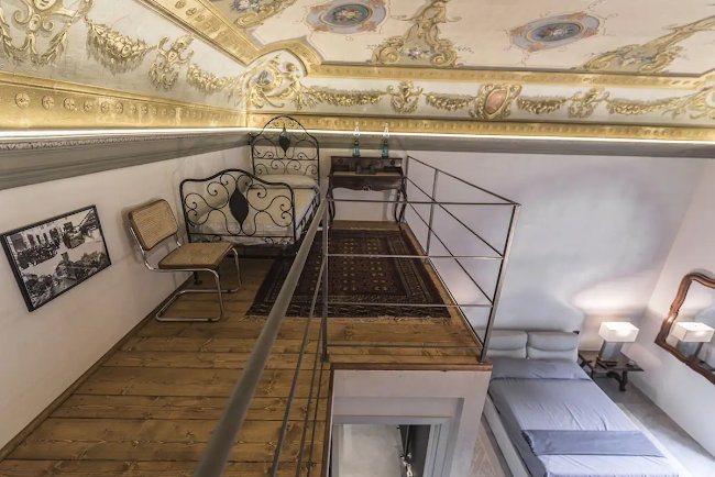 UNIQUE ABODE HIGHLIGHTING FRESCOES -VIA LA MARMORA