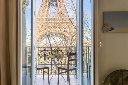 COLOSSAL LUXURY AT THE FOOT OF THE EIFFEL