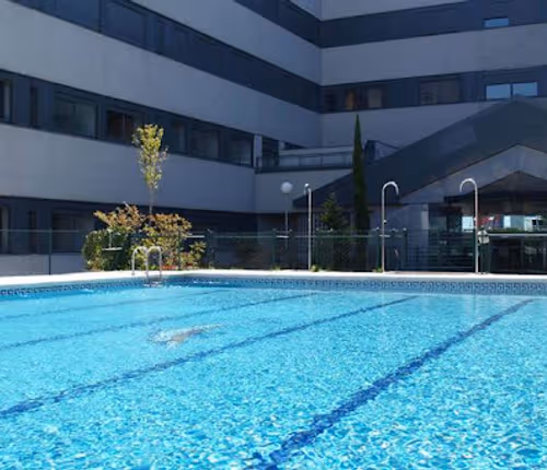 Splendom Airport pool side