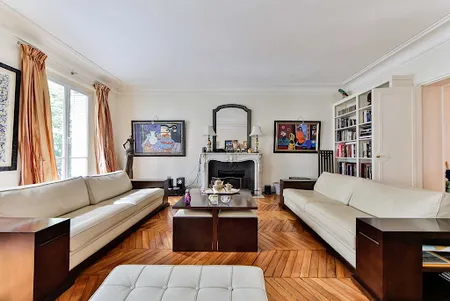 HAUSSMANN LUXURY 230M2 IN AVENUE FOCH