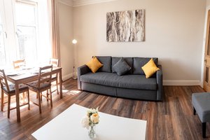 Bright, Spacious West-End Flat, Near University