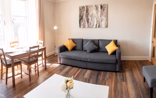 Bright, Spacious West-End Flat, Near University