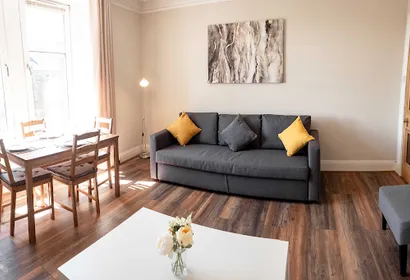 Bright, Spacious West-End Flat, Near University