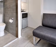 Gorgeous studio apartment at Yik Yam Street Apartments, Happy Valley