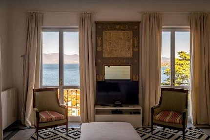 ALL-ENCOMPASSING LUXURY 600M2 VILLA WITH MAGICAL EXQUISITE VIEWS OF LAKEMAGGIORE