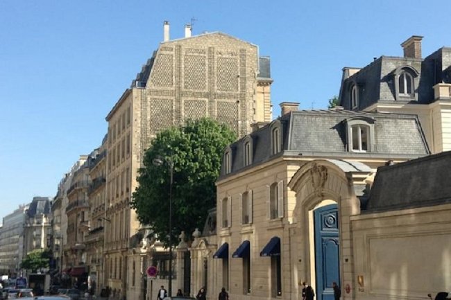 A MAGICAL SUNLIT PLACE IN CHAMPS ELYSEES