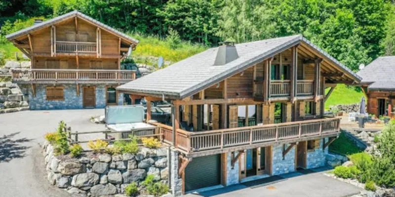 CHARMING CHALET WITH HOT TUB IN MORZINE